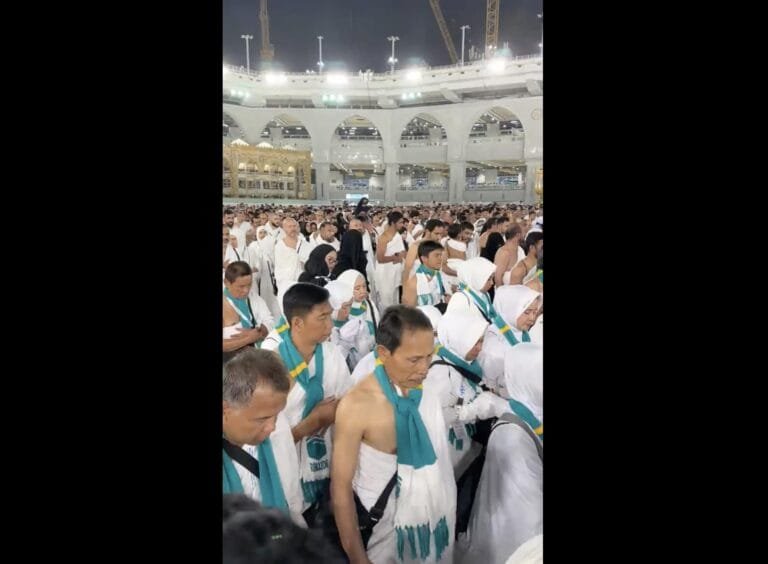 Penjelasan Lengkap Tentang Tata Cara Berpakaian Ihram Sebelum Memulai Ibadah Umroh
