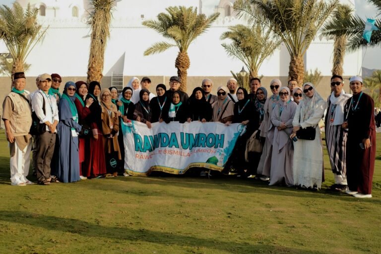 Umrah adalah ibadah mulia yang bisa dilakukan kapan saja sepanjang tahun. Namun, bagi jemaah perempuan, pelaksanaannya mengandung aturan khusus yang perlu diperhatikan agar sah secara syariat dan nyaman secara teknis. Dari urusan mahram hingga cara bertalbiyah, semuanya telah diatur oleh syariat Islam maupun regulasi dari otoritas Arab Saudi. Artikel ini akan mengulas aturan-aturan penting tersebut secara rinci, berdasarkan dalil dan sumber terpercaya. 1. Bolehkah Perempuan Umrah Tanpa Mahram? Pertanyaan ini sering muncul dari calon jemaah perempuan: “Bolehkah saya umrah tanpa mahram?” Dari sudut pandang fikih, mayoritas ulama menyatakan bahwa perempuan tidak diperkenankan melakukan perjalanan jauh tanpa mahram. Dalilnya adalah hadits Nabi Muhammad ﷺ: “Tidak halal bagi seorang wanita yang beriman kepada Allah dan hari akhir untuk bepergian sejauh perjalanan sehari semalam tanpa mahram.” (HR. Bukhari no. 1088, Muslim no. 1339) Namun dalam konteks kekinian, otoritas Arab Saudi melalui Menteri Haji dan Umrah, Dr. Tawfiq Al Rabiah, menyatakan bahwa syarat mahram tidak lagi diwajibkan dalam pengajuan visa umrah. Artinya, secara administratif perempuan bisa umrah sendiri, namun tetap disarankan mempertimbangkan aspek keselamatan dan hukum fikih. Berkonsultasilah kepada ulama setempat bila ragu. 2. Talbiyah: Seruan Lembut Penuh Tauhid Talbiyah adalah seruan spiritual yang diucapkan setelah masuk ihram: “Labbaika Allahumma labbaik…” Dalam mazhab mayoritas, talbiyah adalah bagian dari manasik yang sunnah muakkadah. Jemaah pria dianjurkan melafalkannya dengan suara lantang. Sementara jemaah perempuan cukup mengucapkannya secara pelan, sekadar terdengar oleh dirinya sendiri. Ini sesuai dengan adab syar’i terhadap suara perempuan yang harus dijaga dari non-mahram. 3. Ihram: Pakaian dan Kondisi Suci Berbeda dari laki-laki yang wajib mengenakan kain ihram dua lembar (izar dan rida’), perempuan boleh menggunakan pakaian biasa asalkan memenuhi kriteria syar’i: Menutupi seluruh tubuh kecuali wajah dan telapak tangan Tidak ketat, tidak transparan Tidak bermotif mencolok Tidak berparfum atau mengenakan kosmetik Allah ﷻ berfirman: “Wahai Nabi! Katakanlah kepada istri-istrimu, anak-anak perempuanmu, dan istri-istri orang mukmin: Hendaklah mereka mengulurkan jilbabnya ke seluruh tubuh mereka…” (QS. Al-Ahzab: 59) Larangan penggunaan parfum dalam keadaan ihram berdasarkan hadits Nabi ﷺ: “Seorang yang berihram tidak boleh mengenakan pakaian yang dikenai wewangian.” (HR. Bukhari no. 1542) 4. Sai: Berjalan Khusyuk Mengikuti Jejak Hajar Sai adalah salah satu rukun umrah, yaitu berjalan dari Bukit Shafa ke Marwah sebanyak 7 kali. Total jaraknya sekitar 2,8 km. Bagi pria, disunahkan berlari-lari kecil pada bagian antara dua tiang hijau (dikenal sebagai raml). Namun bagi perempuan, tidak disunahkan berlari. Mereka cukup berjalan cepat, sebagaimana dilakukan oleh Siti Hajar saat mencari air untuk putranya, Ismail. 5. Raml Saat Tawaf: Khusus untuk Pria Raml adalah berjalan cepat dengan langkah kecil dan tegas pada tiga putaran pertama tawaf. Ini hanya dilakukan oleh jemaah pria sebagai bentuk penampilan kekuatan. Perempuan tidak dianjurkan melakukannya. Dalilnya diambil dari praktik Rasulullah ﷺ yang memerintahkan para sahabatnya melakukan raml, namun ini tidak diterapkan kepada perempuan, mengingat adab dan fisik mereka berbeda. 6. Bila Haid Saat Umrah Salah satu kondisi yang paling perlu dipahami oleh jemaah perempuan adalah jika mengalami haid saat umrah. Haid bukan penghalang untuk melakukan sebagian ibadah umrah. Perempuan yang haid boleh: Berihram dan bertalbiyah Mendengarkan ceramah dan berdzikir Menjalankan semua rukun umrah kecuali tawaf Sebagaimana yang dialami oleh Aisyah radhiyallahu ‘anha, beliau menangis karena haid saat haji. Lalu Nabi ﷺ bersabda: “Ini adalah hal yang telah Allah tetapkan untuk anak-anak perempuan Adam. Lakukan apa yang dilakukan oleh orang yang berhaji, hanya saja janganlah kamu thawaf di Baitullah sampai kamu suci.” (HR. Bukhari no. 294, Muslim no. 1211) Setelah suci, ia bisa langsung melakukan tawaf dan menyempurnakan umrah. 7. Tahallul: Simbol Penyempurna Ibadah Tahallul adalah mencukur atau memotong rambut sebagai tanda berakhirnya ihram. Untuk laki-laki disunnahkan menggundul (halq) atau memendekkan rambut (taqsir). Untuk perempuan, cukup memotong sekitar 1 ruas jari (±2-3 cm). Hal ini berdasarkan sabda Rasulullah ﷺ: “Perempuan tidak boleh mencukur kepalanya, tetapi cukup memotong rambutnya sejengkal.” (HR. Abu Dawud no. 1985) 8. Pedoman Berpakaian di Masjidil Haram (Aturan Resmi 2024) Kementerian Haji dan Umrah Arab Saudi mengeluarkan aturan resmi berpakaian bagi jemaah wanita di Masjidil Haram. Tiga pedoman yang harus dipatuhi: Pakaian harus lebar dan longgar Menutupi seluruh tubuh Tidak memiliki elemen dekoratif (payet, kilau, bordir mencolok) Meskipun demikian, perempuan masih diberi kebebasan memilih warna dan model, selama tetap syar’i dan tidak menarik perhatian. Ringkasan Aturan Umrah untuk Perempuan Aspek Aturan Perempuan Perjalanan Boleh tanpa mahram secara administratif, tapi sebaiknya tetap bersama mahram Talbiyah Dibaca pelan, tidak keras Ihram Pakaian syar’i longgar, tidak ketat, tanpa parfum dan makeup Tawaf 7 putaran, tanpa raml Sai Jalan biasa, tidak lari-lari kecil Haid Tidak boleh tawaf, tetapi boleh berihram dan lainnya Tahallul Potong rambut ±1 ruas jari Pakaian Masjidil Haram Wajib longgar, menutup aurat, tanpa hiasan berlebih Penutup: Berilmu Sebelum Berangkat Menunaikan umrah tidak cukup hanya dengan semangat, tetapi juga ilmu dan kesiapan. Bagi perempuan, memahami aturan-aturan ini akan memudahkan proses ibadah, menghindarkan dari kekeliruan, dan mendatangkan ketenangan batin. Dengan bekal ilmu syar’i dan kepatuhan pada aturan resmi, ibadah umrah menjadi pengalaman yang tidak hanya sah, tapi juga bermakna dan berkesan. Ingin Umrah Nyaman dan Sesuai Sunnah? Pilih Rawda Umroh! Rawda Umroh hadir sebagai solusi perjalanan ibadah Anda yang mengedepankan kenyamanan, kesesuaian syariat, dan pelayanan prima. Kami menyediakan berbagai pilihan paket: Umroh Reguler, Umroh Plus Turki, Umroh Plus Dubai, hingga Umroh Plus Qatar. Bersama Rawda Umroh, Anda tak hanya beribadah, tapi juga menjelajahi jejak sejarah Islam di berbagai negara dengan tenang dan aman. Yuk, jadwalkan keberangkatan Anda bersama kami!