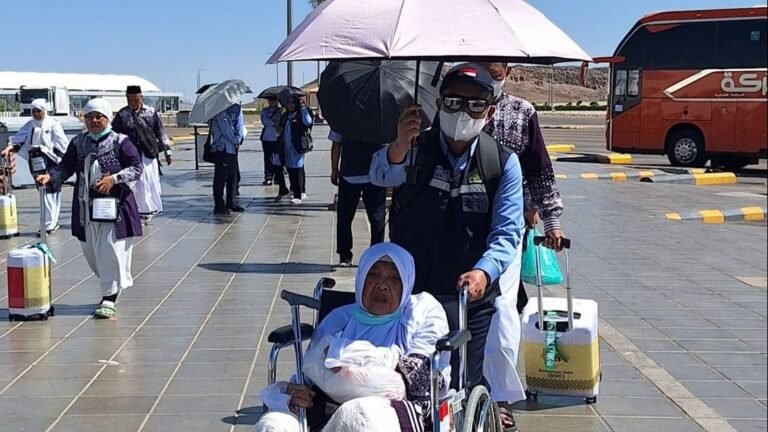 Cara Mendampingi Lansia Saat Umroh: Panduan Lengkap
