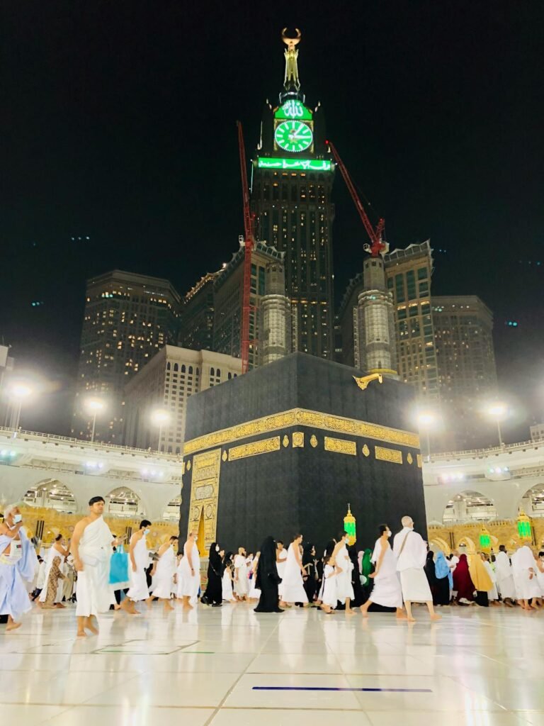 Adab di Baitullah: Etika yang Harus Diketahui Jamaah Saat Berada di Rumah Allah 1 Adab di Baitullah: Etika yang Harus Diketahui Jamaah Saat Berada di Rumah Allah pexels mutahir jamil 3609907 11667463 Adab di Baitullah: Etika yang Harus Diketahui Jamaah Saat Berada di Rumah Allah
