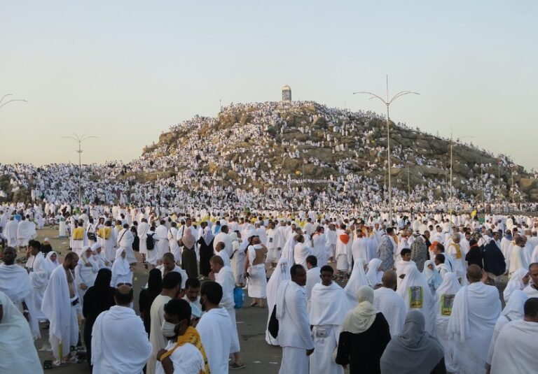 gunung mengelilingi Masjidil Haram
