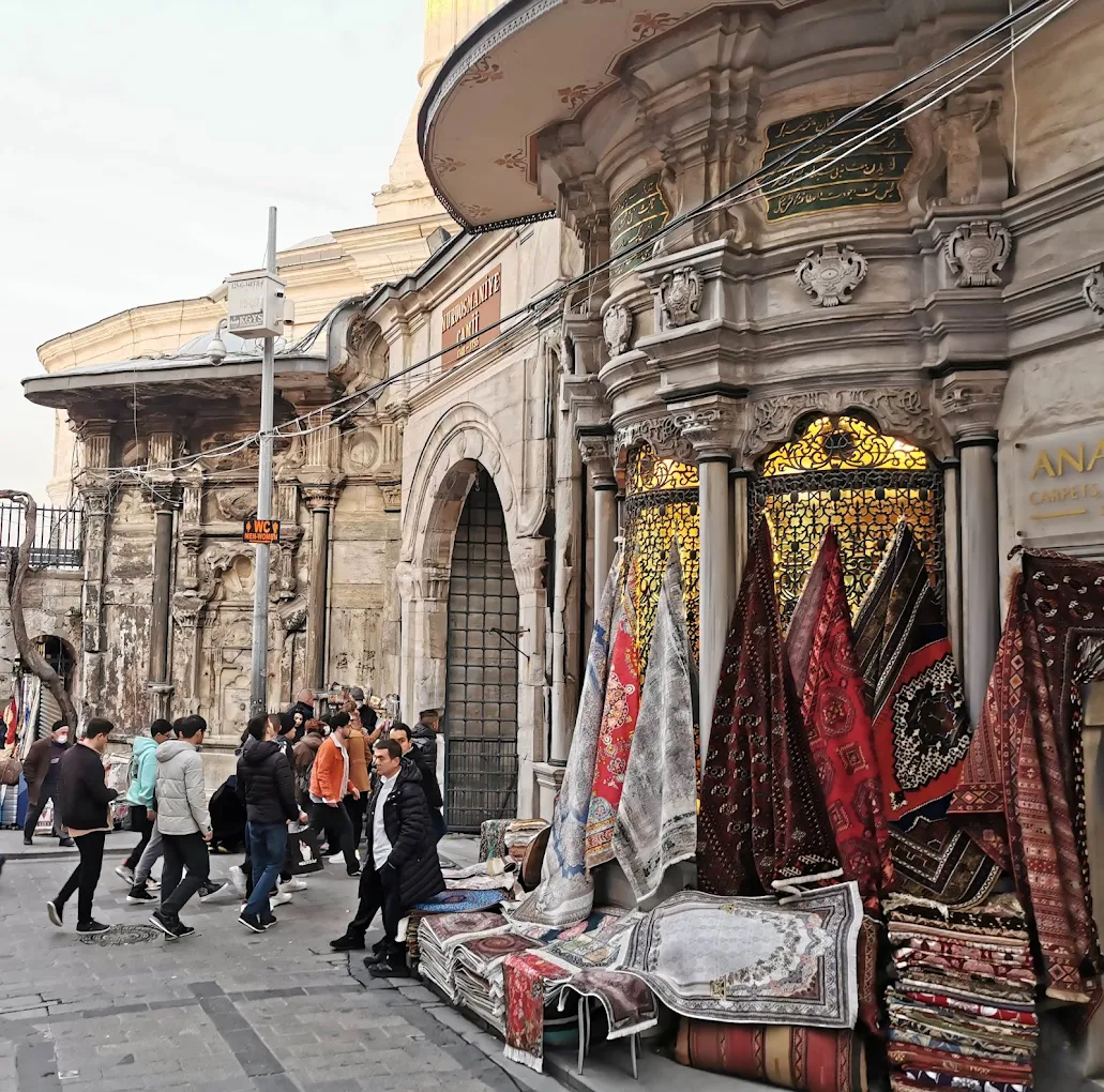 Panduan Berbelanja di Grand Bazaar: Tips Jitu Menawar dan Berburu Suvenir Terbaik di Istanbul 1 Panduan Berbelanja di Grand Bazaar: Tips Jitu Menawar dan Berburu Suvenir Terbaik di Istanbul Panduan Berbelanja di Grand Bazaar: Tips Jitu Menawar dan Berburu Suvenir Terbaik di Istanbul